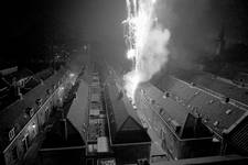 830258 Overzicht van de Zeven Steegjes te Utrecht, tijdens het afsteken van vuurwerk op Oudejaarsavond, met van links ...